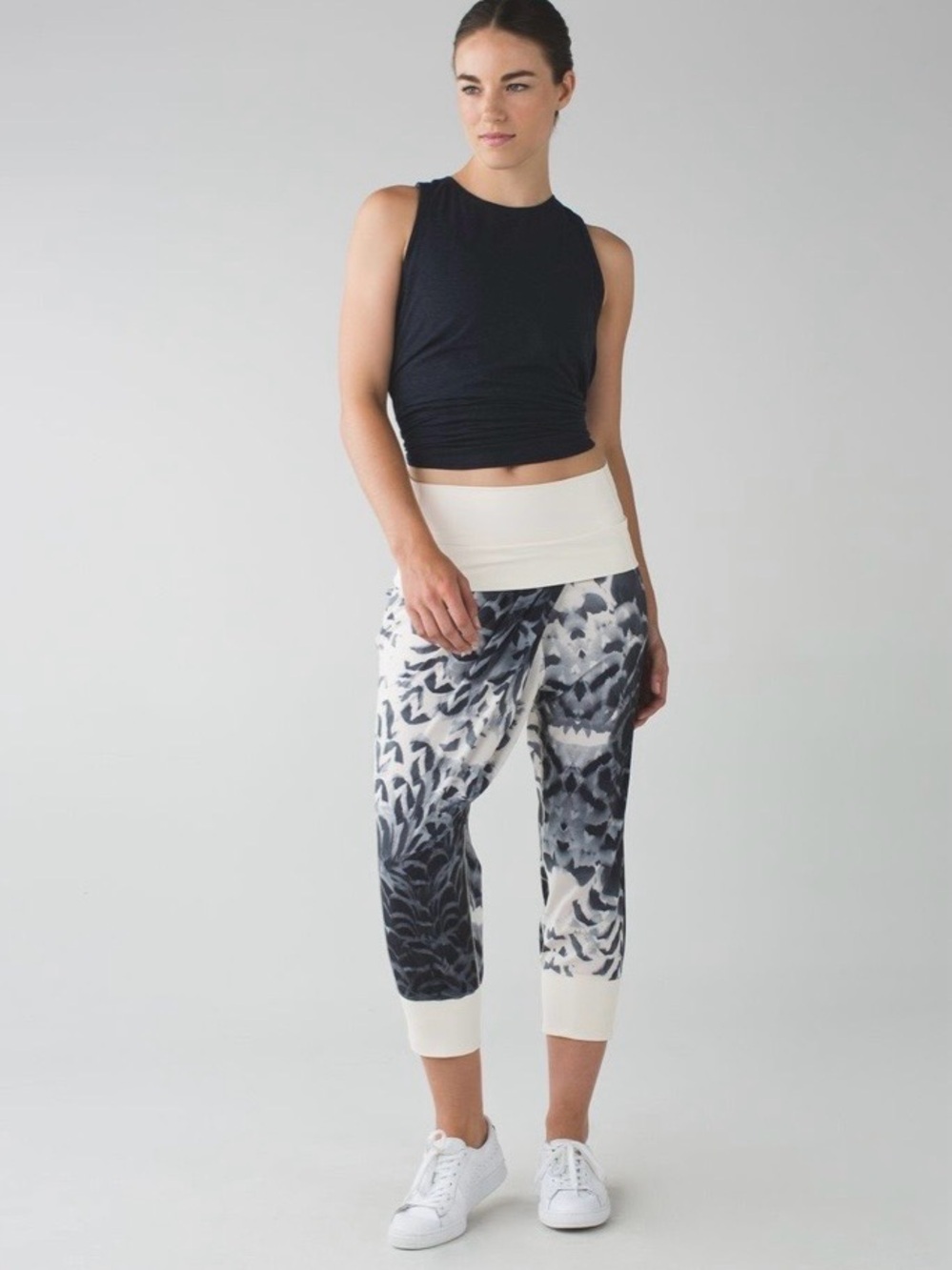 Lululemon Dance To Yoga Pant
Pretty Plume Angel Wing Black size 4 EUC